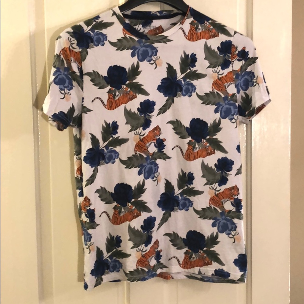 Hollister Crewneck Tiger floral graphic tee Large
